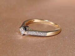 Prsten s diamantmi MC3306RJ Prsteň s diamantom MC3306RJ 1.jpg MC3306RJ