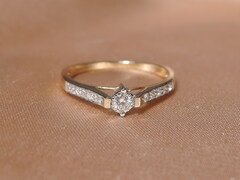 Prsten s diamantmi MC3306RJ Prsteň s diamantom MC3306RJ 2.jpg MC3306RJ