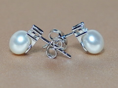 Stříbrné náušnice se zirkony a perlami PE2400SH Strieborné náušnice so zirkónmi a perlami PE2400SH.1.JPG PE2400SH