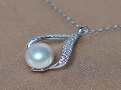 Stříbrný náhrdelník se sladkovodní perlou a zirkony PN444B Strieborný náhrdelník s pravou perlou a zirkónmi PN444B.1.JPG PN444B