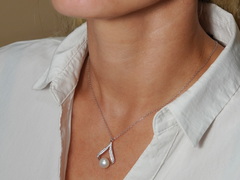 Stříbrný náhrdelník se sladkovodní perlou a zirkony PN444B Strieborný náhrdelník s pravou perlou a zirkónmi PN444B.3.JPG PN444B