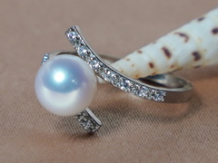 Stříbrný prsten se sladkovodní perlou a zirkony BC029SR-W Strieborný prsteň so sladkovodnou perlou a zirkónmi BC029SR-W.1.JPG BC029SR-W