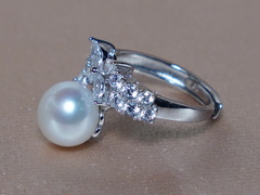 Stříbrný prsten se zirkony a sladkovodní perlou PR8035SH Strieborný prsteň so zirkónmi a sladkovodnou perlou PR8035H.1.JPG PR8035SH