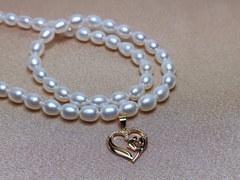 Personalizovaný perlový náhrdelník PS010 nahrdelnik_mama_pozlateny_privesok.jpg PS010