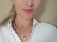 Personalizovaný perlový náhrdelník - momentálne nedostupné PS011 ružové perly modelka.jpg PS011